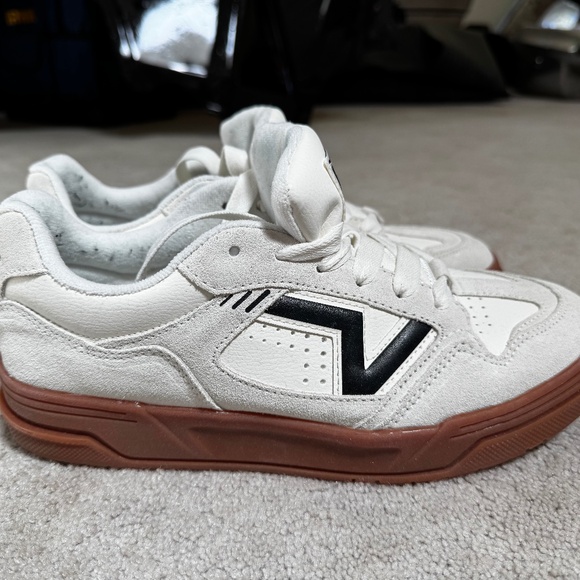 Vans Upland Sneaker - Men's 9.5M - Cream and Gum Sole - Picture 1 of 5